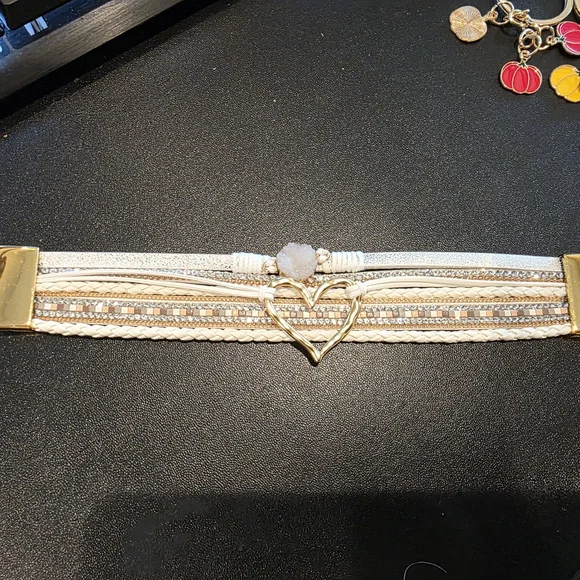 Trendy Boutique White and Gold Heart Bracelet - Picture 2 of 3